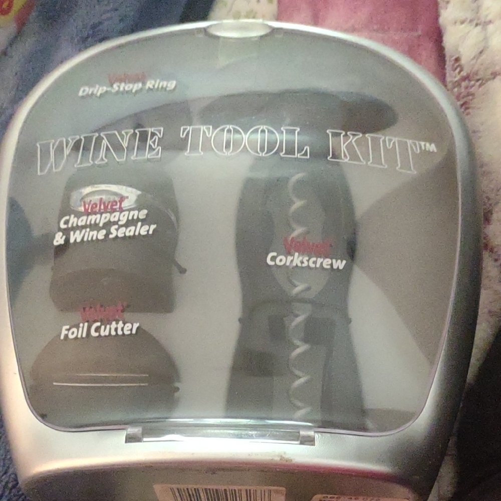 Metro Wine Tool Kit with Silver and Velvet Accents